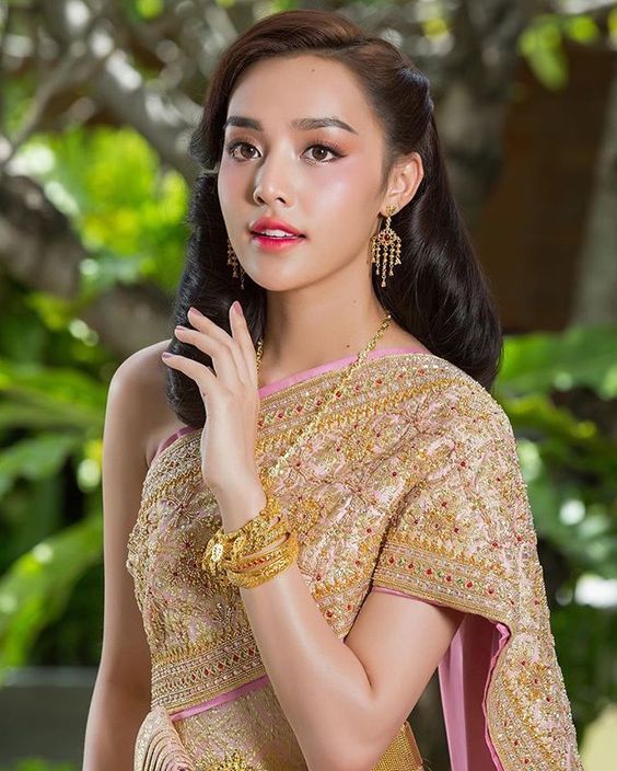 Học cách trang điểm nhẹ nhàng, tôn da của các cô gái đến từ xứ sở chùa vàng