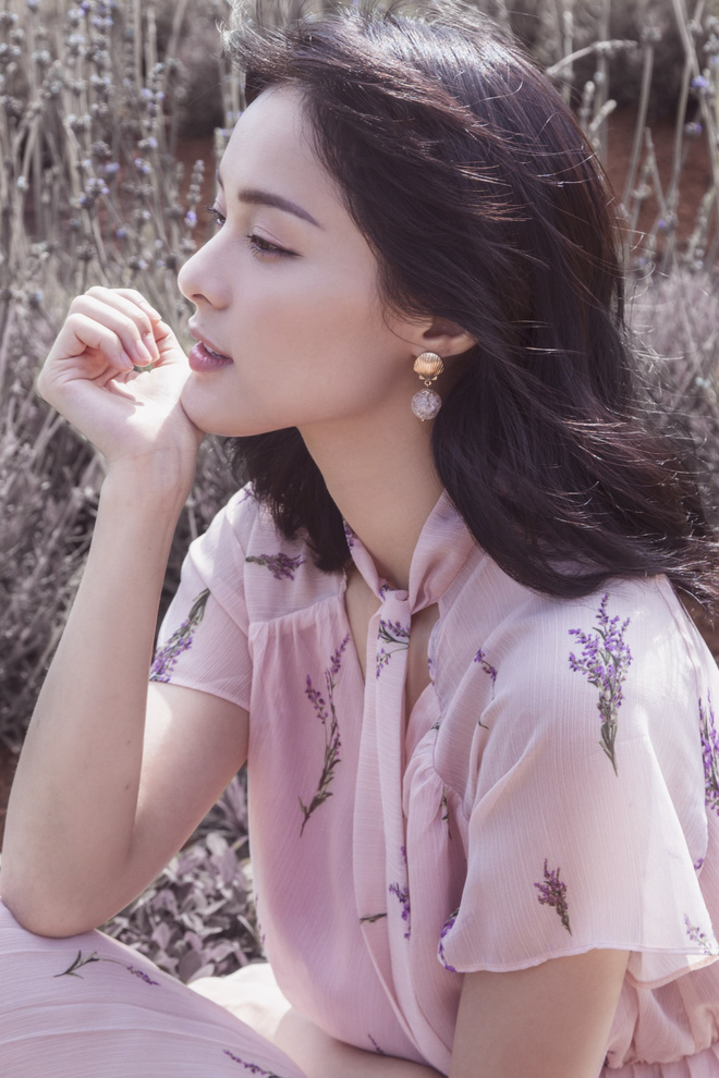 Hạ Vi đẹp như thiên thần trong bộ ảnh hoa oải hương, lăng xê mẫu váy hoa cùng tone màu tím