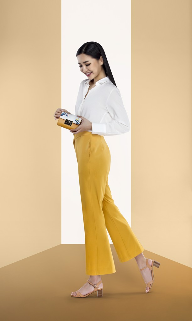 Cùng Cô Nàng “Bùa Yêu” Học Kết Hợp Giày Sandal Và Túi Xách 