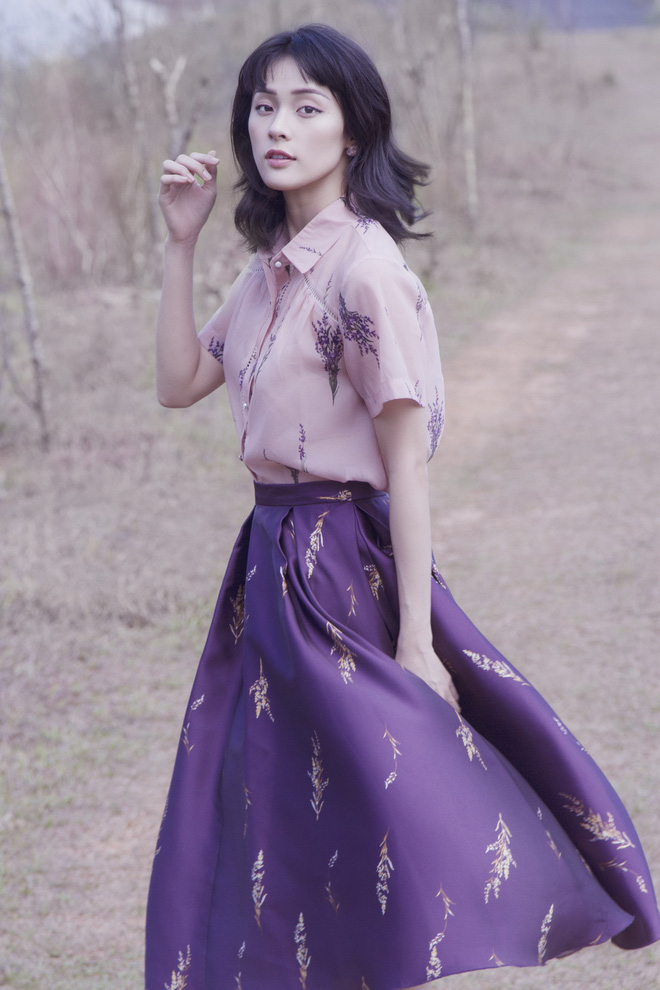 Hạ Vi đẹp như thiên thần trong bộ ảnh hoa oải hương, lăng xê mẫu váy hoa cùng tone màu tím