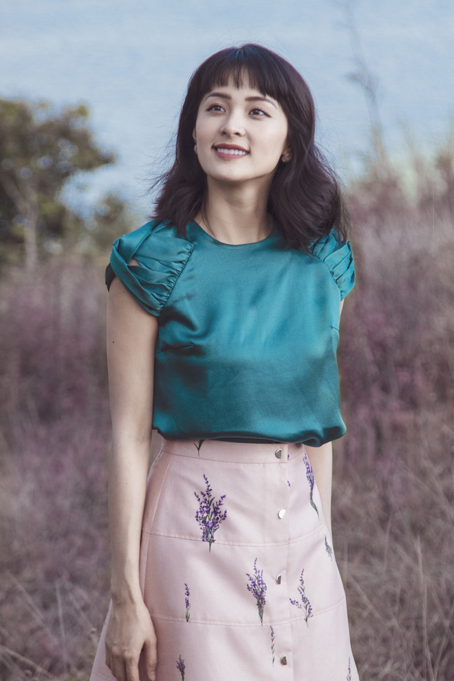 Hạ Vi đẹp như thiên thần trong bộ ảnh hoa oải hương, lăng xê mẫu váy hoa cùng tone màu tím