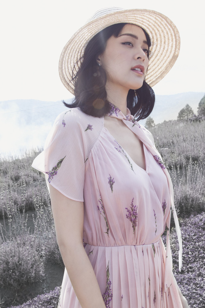 Hạ Vi đẹp như thiên thần trong bộ ảnh hoa oải hương, lăng xê mẫu váy hoa cùng tone màu tím