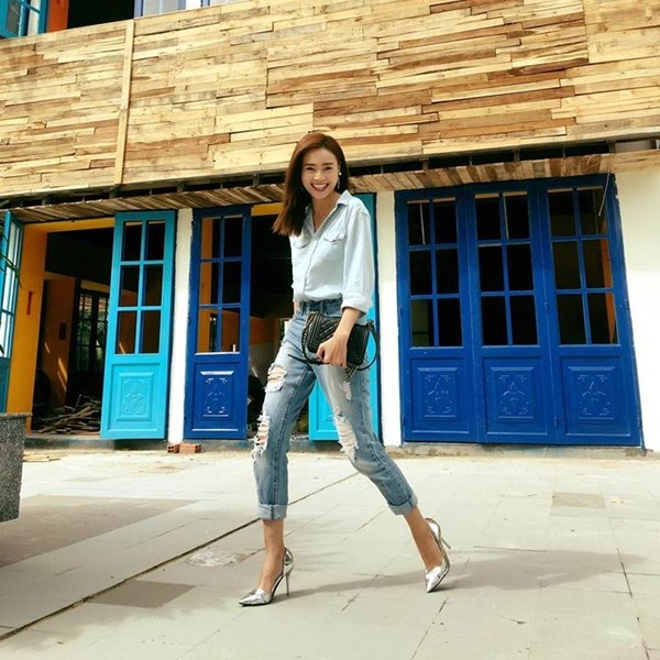 Tạo Phong Cách Street Style Cùng Quần Jean Và Giày Cao Gót