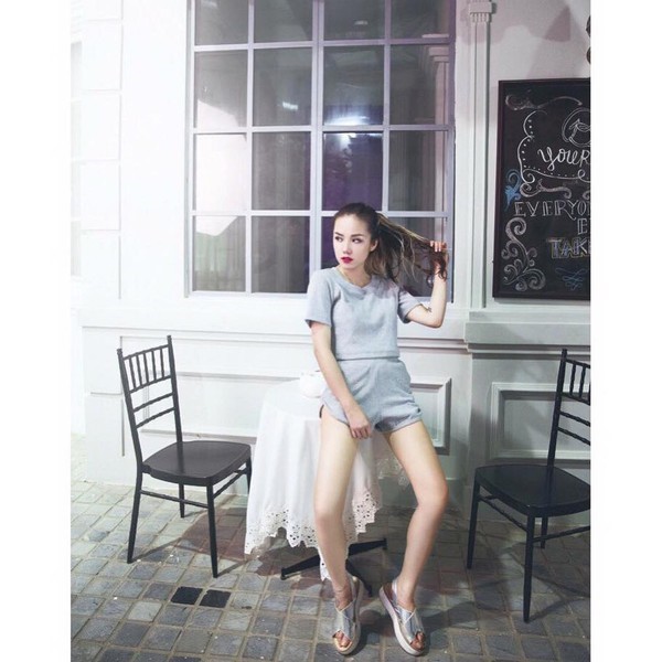 Học các ngôi sao mix match muôn vàn phong cách cùng sandals hè 2019 Học các ngôi sao mix match muôn vàn phong cách cùng sandals hè 2019
