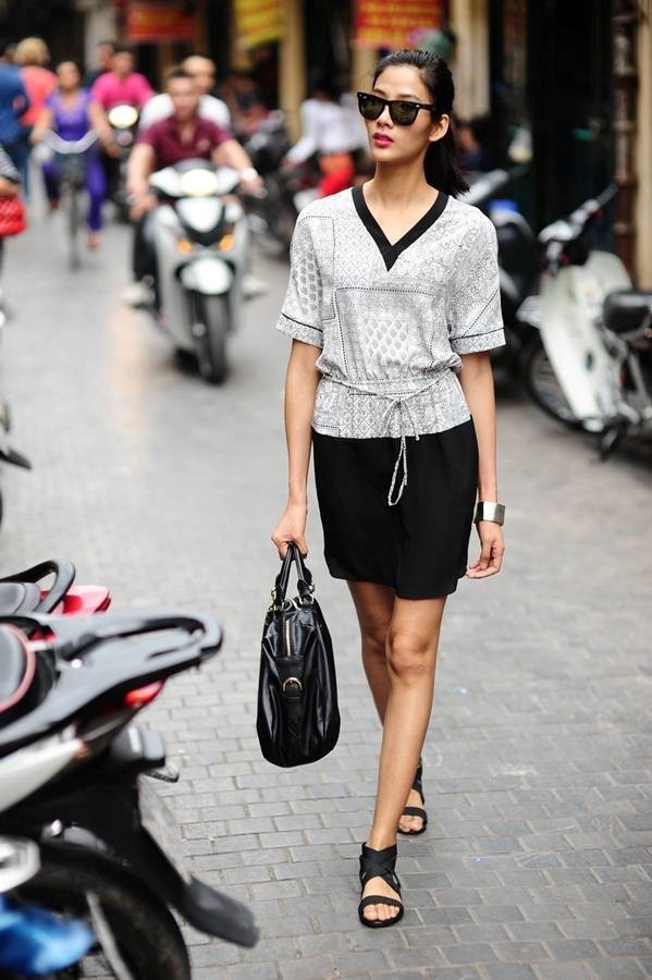 Học các ngôi sao mix match muôn vàn phong cách cùng sandals hè 2019 Học các ngôi sao mix match muôn vàn phong cách cùng sandals hè 2019