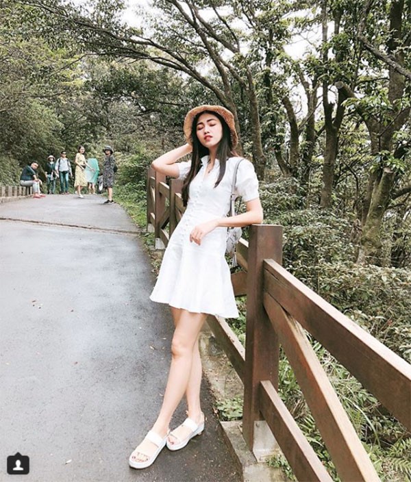 Học các ngôi sao mix match muôn vàn phong cách cùng sandals hè 2019 Học các ngôi sao mix match muôn vàn phong cách cùng sandals hè 2019