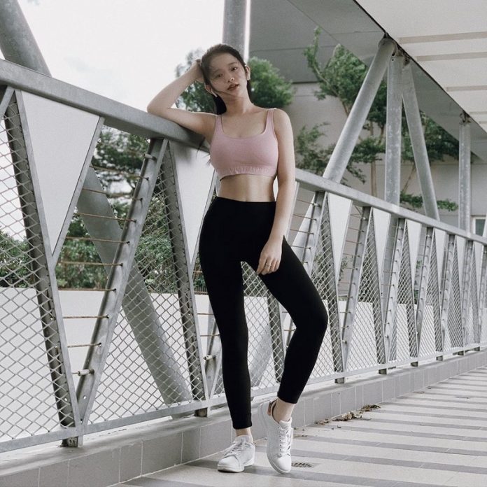 10 đôi giày tốt nhất để mang với quần legging