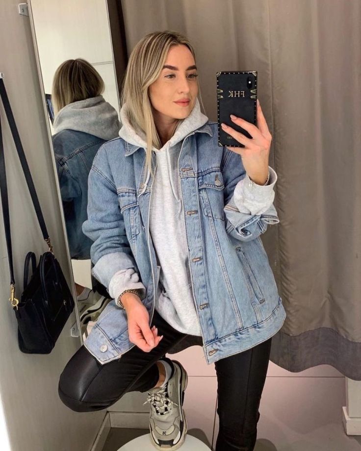 Áo denim jacket dáng oversized sau bao mùa lạnh thì vẫn khiến các bạn trẻ điêu đứng