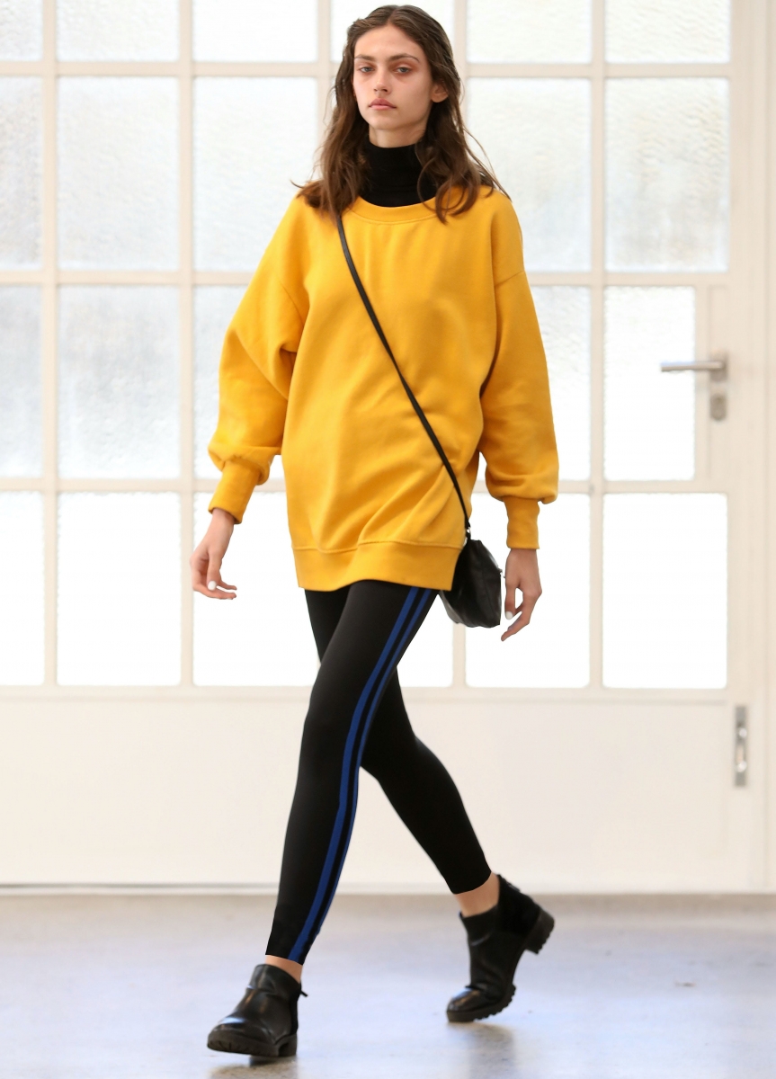 Các cách kết hợp giày boot nữ với quần legging 