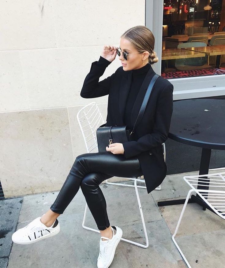 Cách mang giày thể thao trắng sành điệu cho nữ