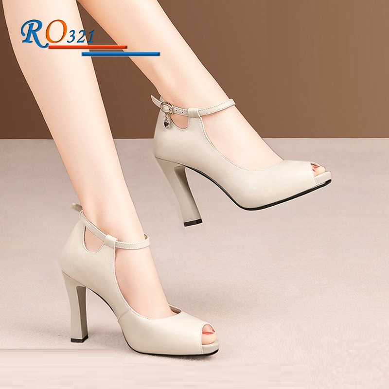 Cách mang giày thể thao trắng sành điệu cho nữ