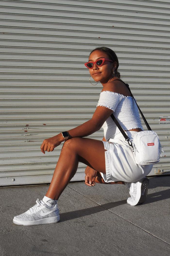 Cách mang giày thể thao trắng sành điệu cho nữ