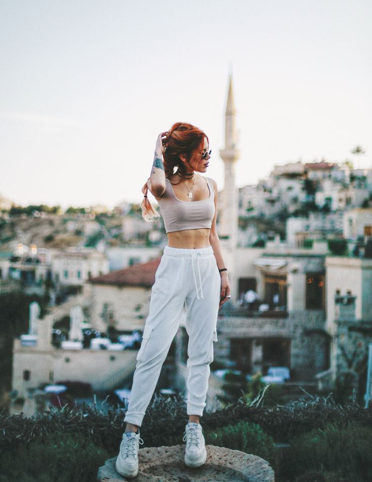 Cách mang giày thể thao trắng sành điệu cho nữ