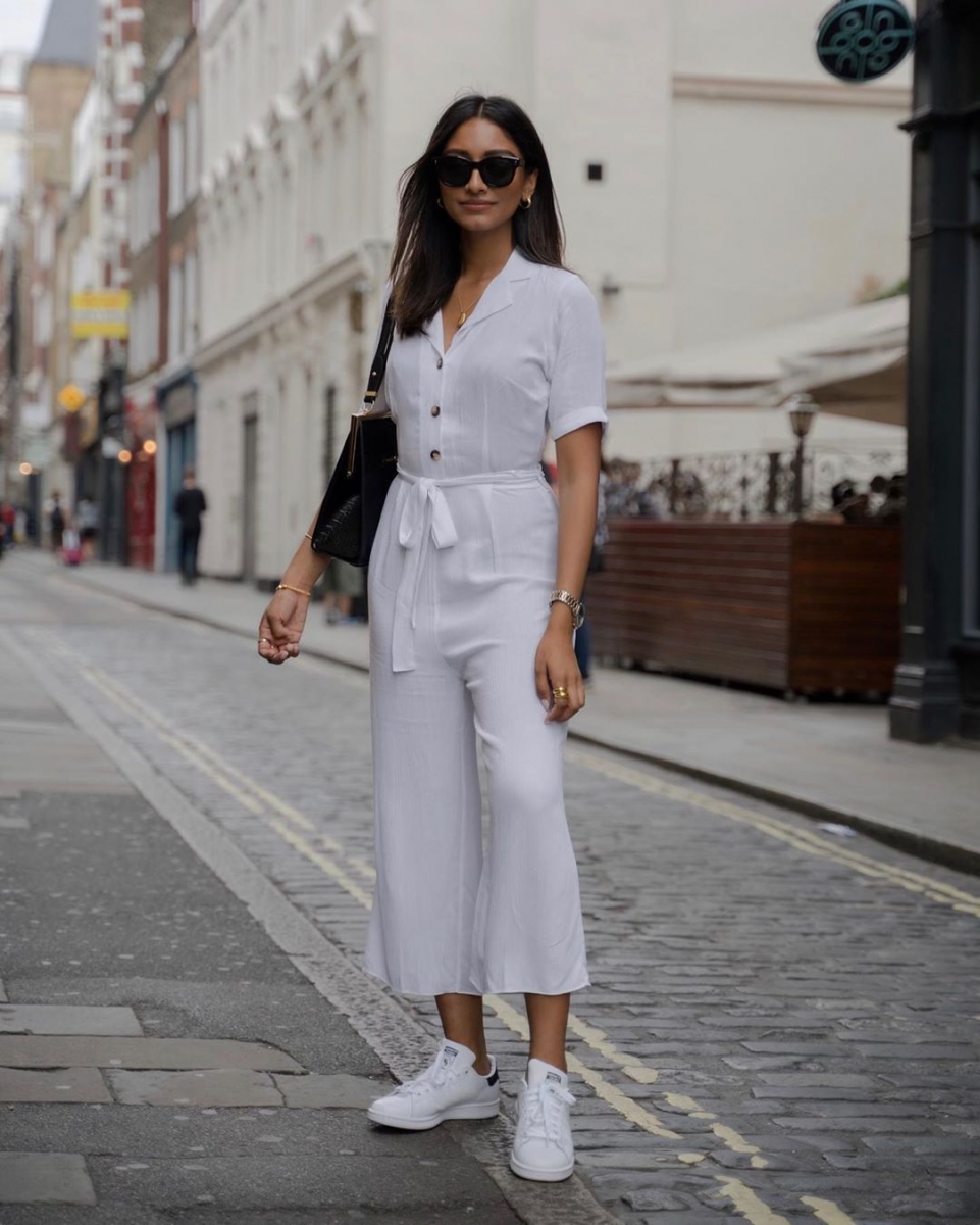 Cách mang giày thể thao trắng sành điệu cho nữ