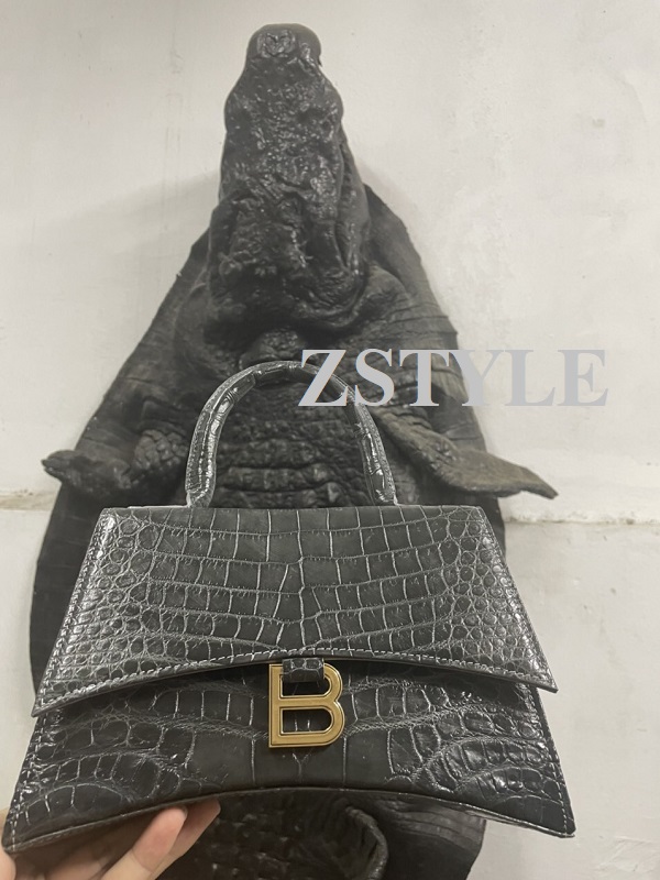 Cách phối đồ với túi xách da cá sấu màu đen