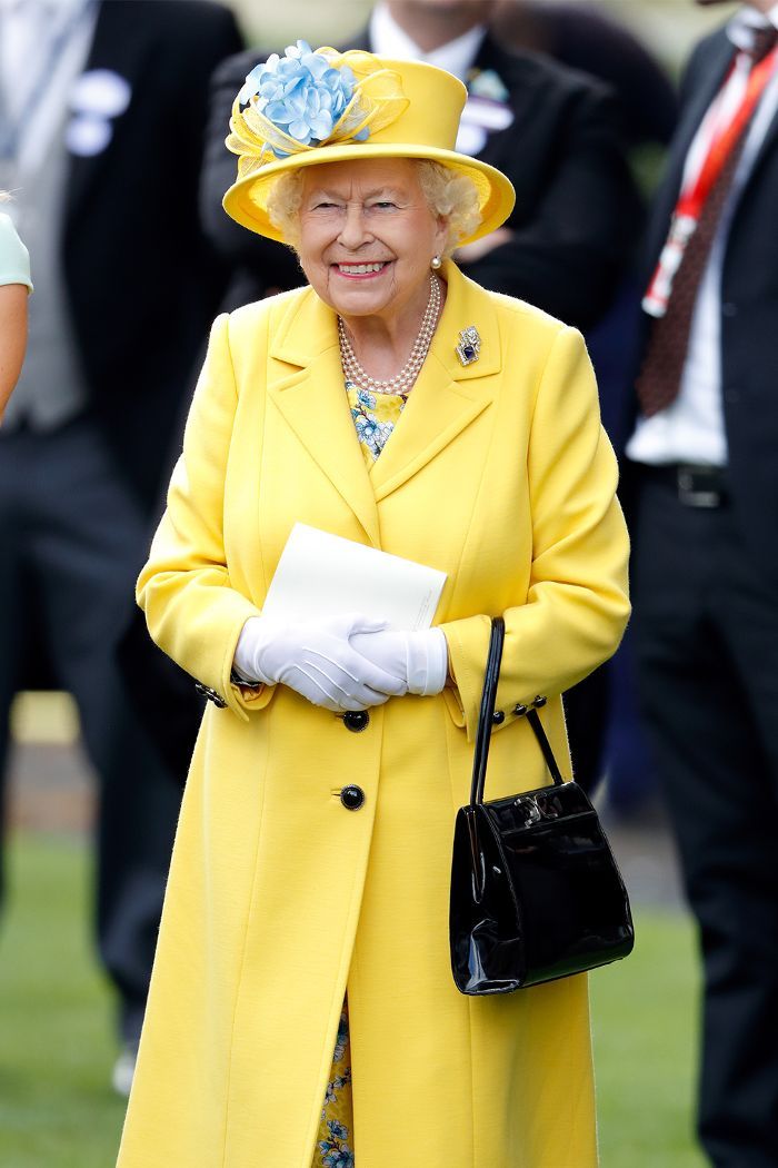 Cách phối đồ với túi xách da cá sấu màu đen