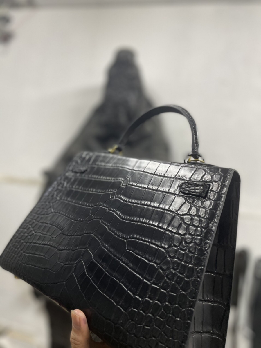 Cách phối đồ với túi xách da cá sấu màu đen