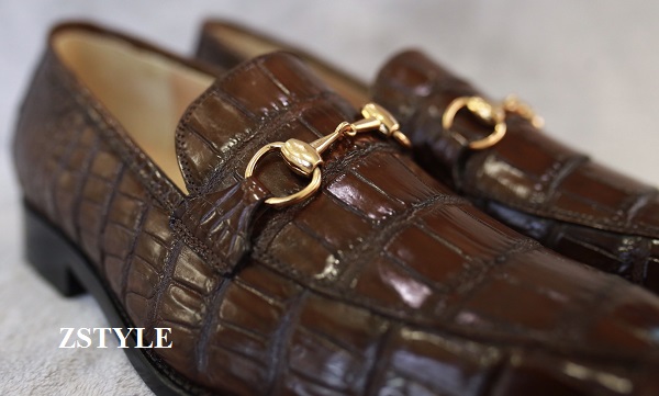 Cách phối giày da cá sấu với quần kaki nam