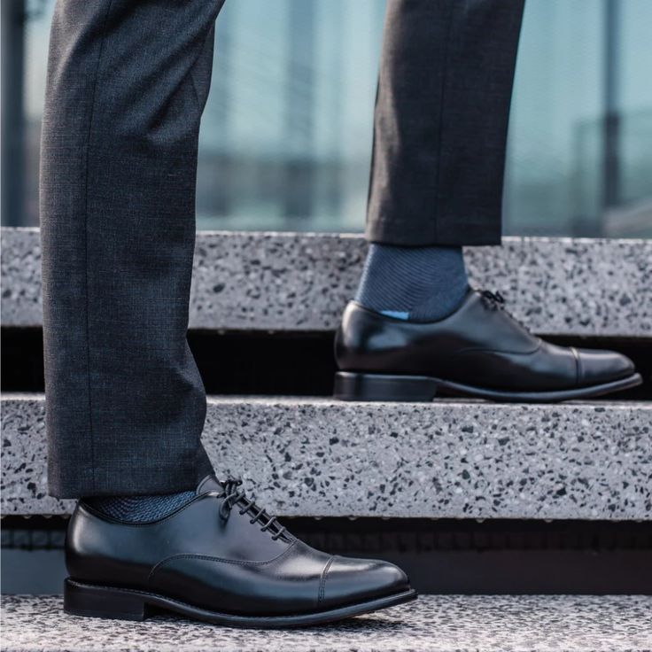 Cách phối giày da cá sấu với quần kaki nam