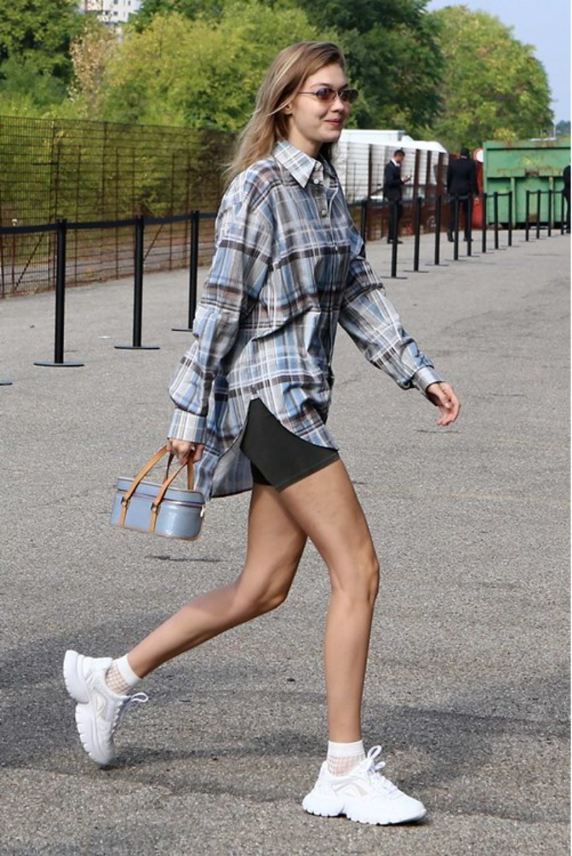 Cách phối trang phục với quần short biker