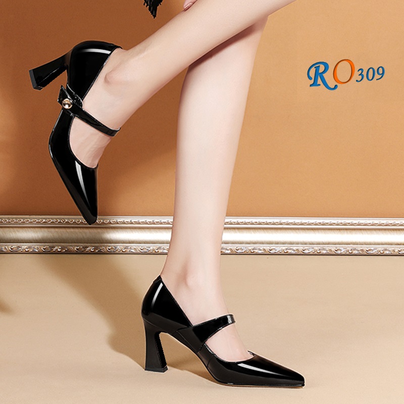 Chọn giày để phối cùng váy midi cổ điển