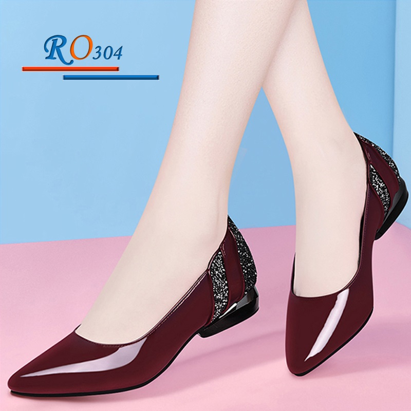 Chọn giày để phối cùng váy midi cổ điển