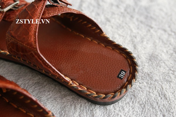 Chọn giày để phối cùng váy midi cổ điển