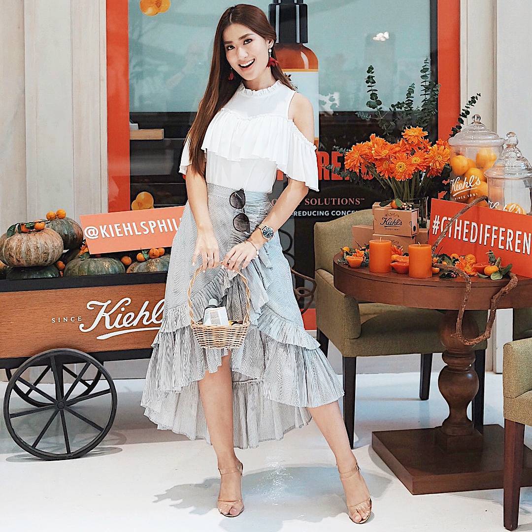 Diện áo trễ vai nữ tính và thời thượng