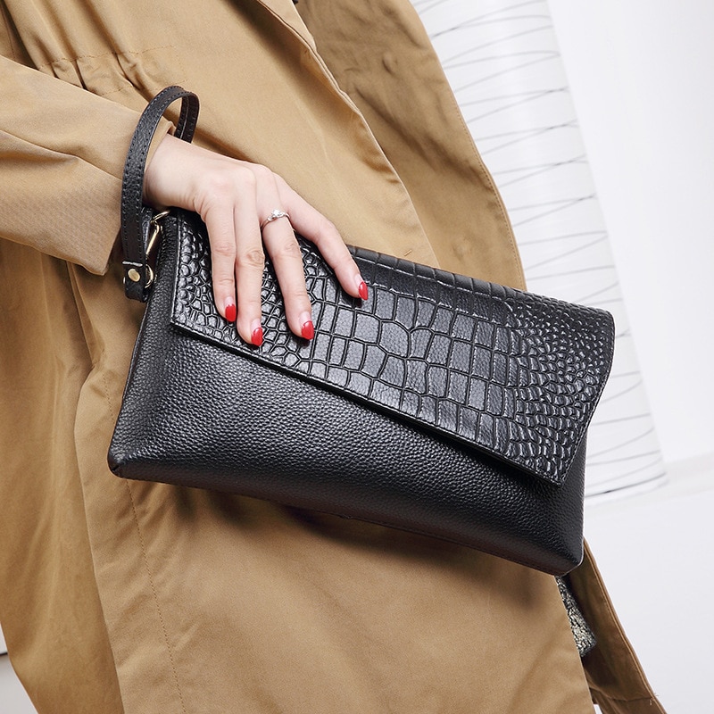 Làm thế nào để phối túi clutch da cá sấu cho vẻ ngoài đơn giản?