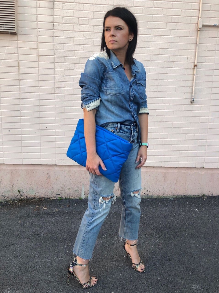 Làm thế nào để phối túi clutch da cá sấu cho vẻ ngoài đơn giản?