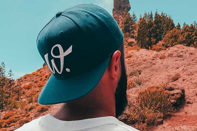 Mũ snapback nam: Cách đội mũ snapback hợp phong cách
