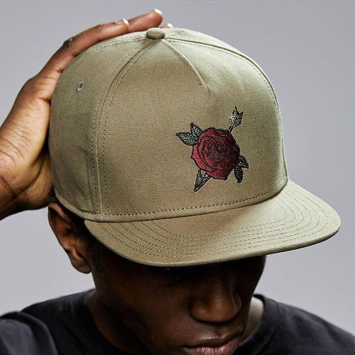 Mũ snapback nam: Cách đội mũ snapback hợp phong cách