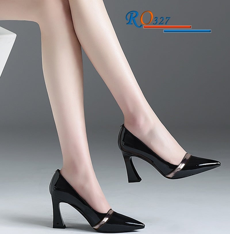 Nên phối giày gì với chiếc váy đen nhỏ xinh của bạn?