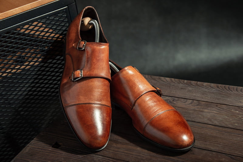 Những bộ trang phục sang trọng với giày monk strap dành cho phụ nữ