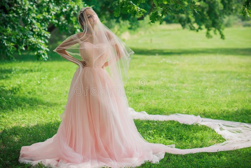Những mẫu váy cưới pastel đẹp ngất ngây