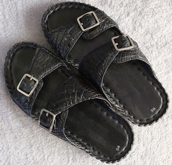Những phụ kiện da cá sấu bạn nên có trong mùa hè này