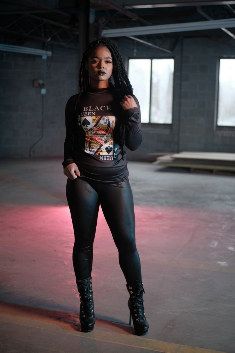 Phối với quần legging da cho đêm dạo chơi