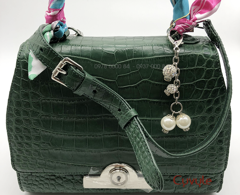 Tại sao bạn cần sắm một chiếc túi da cá sấu trong mùa Covid này