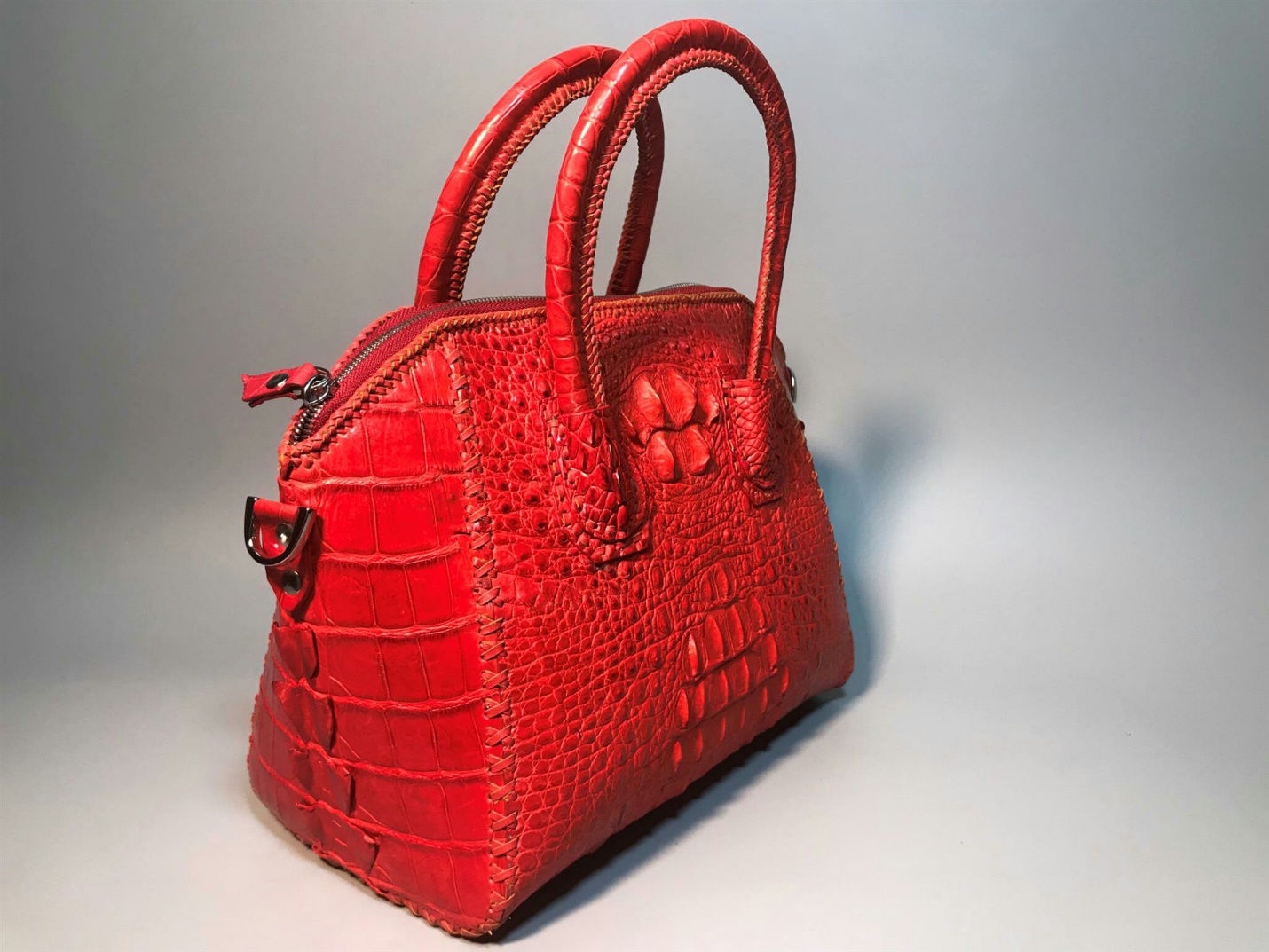 Tại sao bạn cần sắm một chiếc túi da cá sấu trong mùa Covid này