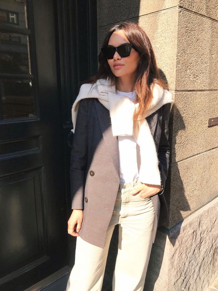 Tạo kiểu với quần jean trắng khi thời tiết ấm dần