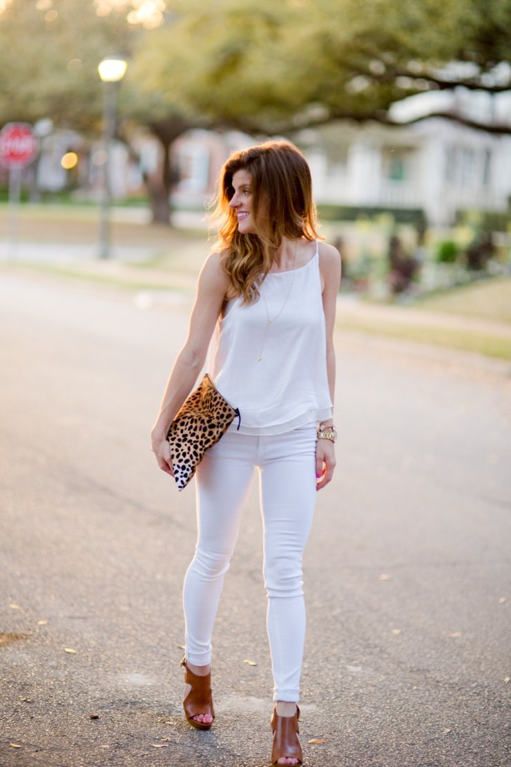 Tạo kiểu với quần jean trắng khi thời tiết ấm dần