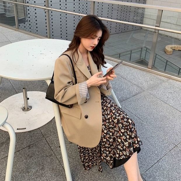 Blazer rất được các bạn Việt Nam ưa chuộng vì nó vừa đem đến sự thanh lịch vừa hack được dáng siêu chuẩn. Cách phối blazer phổ biến là mặc áo hai dây hoặc áo thun bên trong, sau đó khoác áo blazer vào và mặc cùng chiếc quần jean sáng màu hoặc chân váy ngắn. Để tạo điểm nhấn, bạn có thể phối thêm dây chuyền với mặt in chữ, mang túi đeo chéo và đi với giày thể thao đơn giản, như thế sẽ tạo được sự trẻ trung như các bạn nữ Hàn hơn.