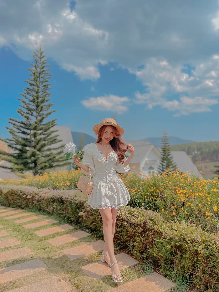 Blazer rất được các bạn Việt Nam ưa chuộng vì nó vừa đem đến sự thanh lịch vừa hack được dáng siêu chuẩn. Cách phối blazer phổ biến là mặc áo hai dây hoặc áo thun bên trong, sau đó khoác áo blazer vào và mặc cùng chiếc quần jean sáng màu hoặc chân váy ngắn. Để tạo điểm nhấn, bạn có thể phối thêm dây chuyền với mặt in chữ, mang túi đeo chéo và đi với giày thể thao đơn giản, như thế sẽ tạo được sự trẻ trung như các bạn nữ Hàn hơn.