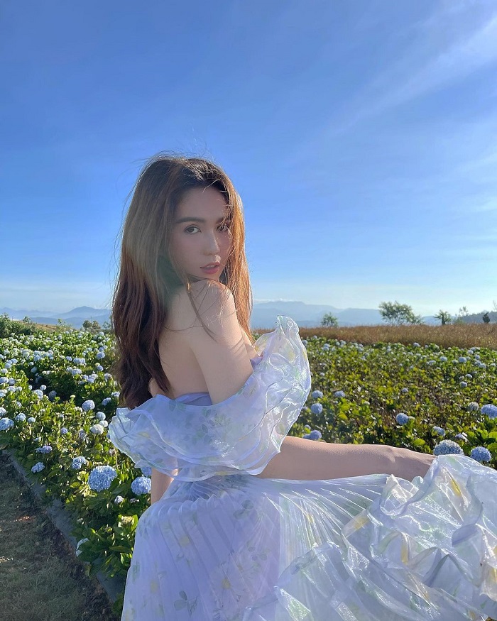 Blazer rất được các bạn Việt Nam ưa chuộng vì nó vừa đem đến sự thanh lịch vừa hack được dáng siêu chuẩn. Cách phối blazer phổ biến là mặc áo hai dây hoặc áo thun bên trong, sau đó khoác áo blazer vào và mặc cùng chiếc quần jean sáng màu hoặc chân váy ngắn. Để tạo điểm nhấn, bạn có thể phối thêm dây chuyền với mặt in chữ, mang túi đeo chéo và đi với giày thể thao đơn giản, như thế sẽ tạo được sự trẻ trung như các bạn nữ Hàn hơn.