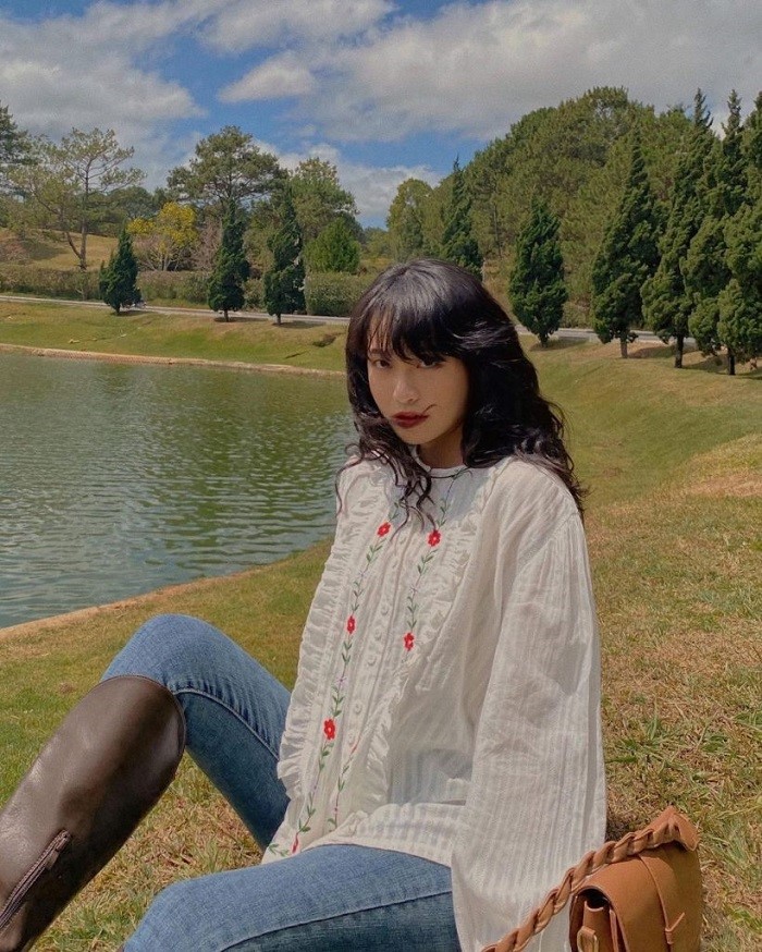 Blazer rất được các bạn Việt Nam ưa chuộng vì nó vừa đem đến sự thanh lịch vừa hack được dáng siêu chuẩn. Cách phối blazer phổ biến là mặc áo hai dây hoặc áo thun bên trong, sau đó khoác áo blazer vào và mặc cùng chiếc quần jean sáng màu hoặc chân váy ngắn. Để tạo điểm nhấn, bạn có thể phối thêm dây chuyền với mặt in chữ, mang túi đeo chéo và đi với giày thể thao đơn giản, như thế sẽ tạo được sự trẻ trung như các bạn nữ Hàn hơn.