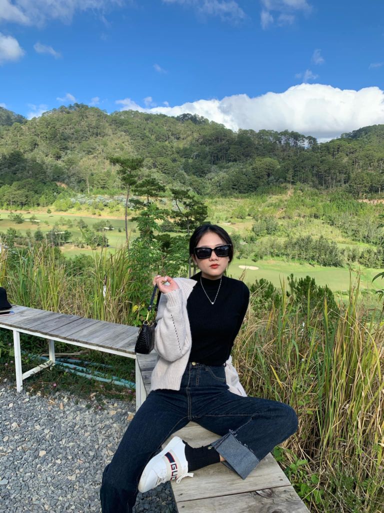 Blazer rất được các bạn Việt Nam ưa chuộng vì nó vừa đem đến sự thanh lịch vừa hack được dáng siêu chuẩn. Cách phối blazer phổ biến là mặc áo hai dây hoặc áo thun bên trong, sau đó khoác áo blazer vào và mặc cùng chiếc quần jean sáng màu hoặc chân váy ngắn. Để tạo điểm nhấn, bạn có thể phối thêm dây chuyền với mặt in chữ, mang túi đeo chéo và đi với giày thể thao đơn giản, như thế sẽ tạo được sự trẻ trung như các bạn nữ Hàn hơn.