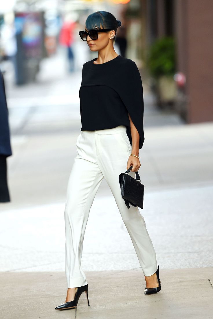 Tuyệt đẹp với chiếc quần trắng phù hợp với mọi dịp