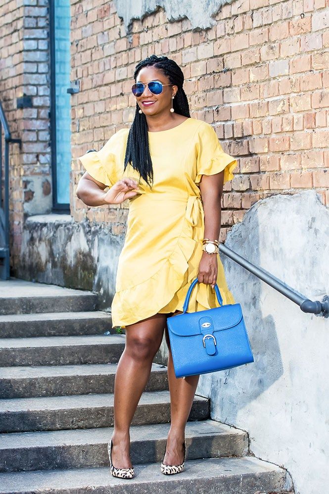 Vàng mù tạt chính là tông màu giúp mọi set đồ trở nên tươi sáng và nổi bật