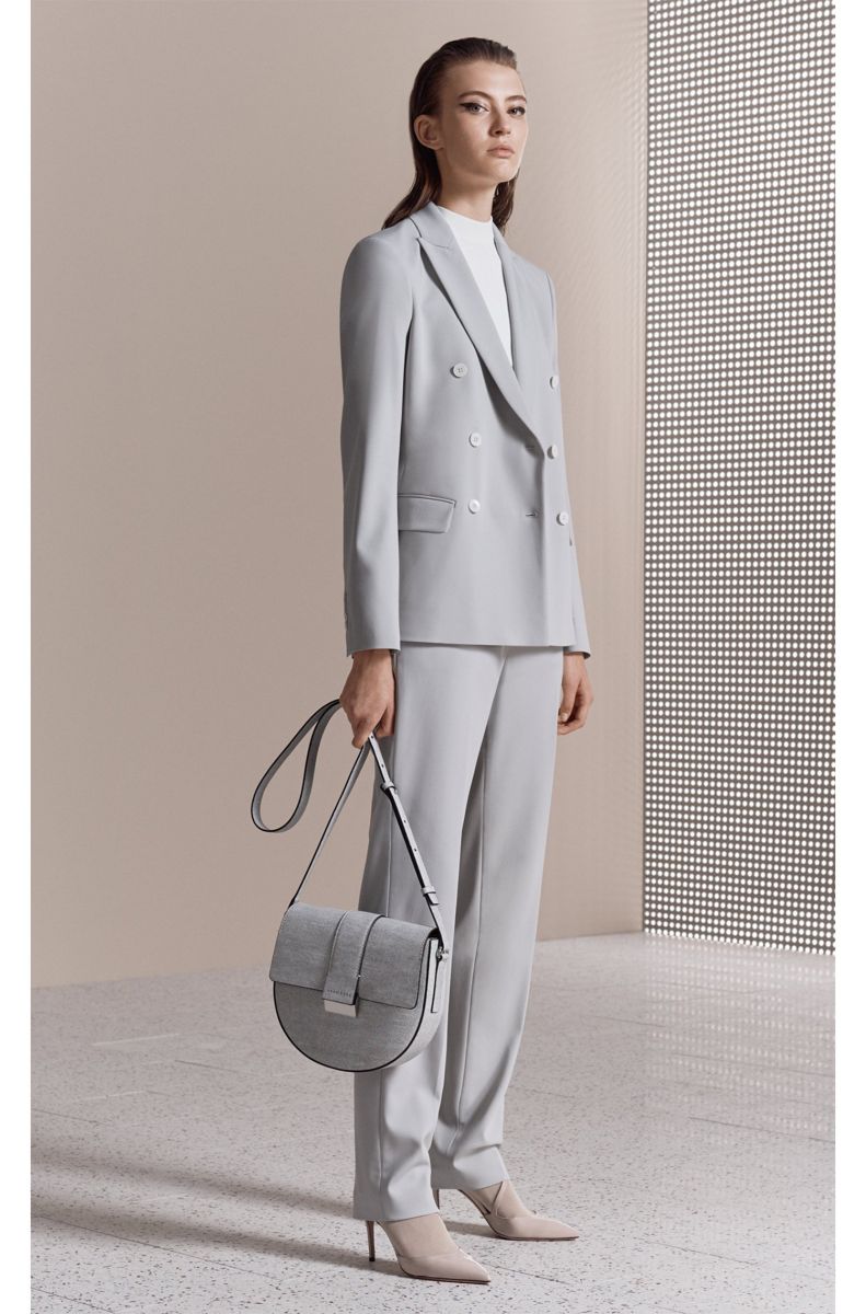 Làm thế nào để bạn tỏa sáng và nhìn chuyên nghiệp trong trang phục công sở -Thời trang công sở 2022
