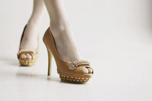 chọn những đôi giày có đế to